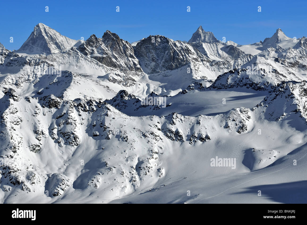 Suiza Valais Verbier verticalmente precipitadamente de nieve de Suiza burr Acantilado de roca en la cumbre de las montañas de pico Matterhorn Dent Blanche Foto de stock