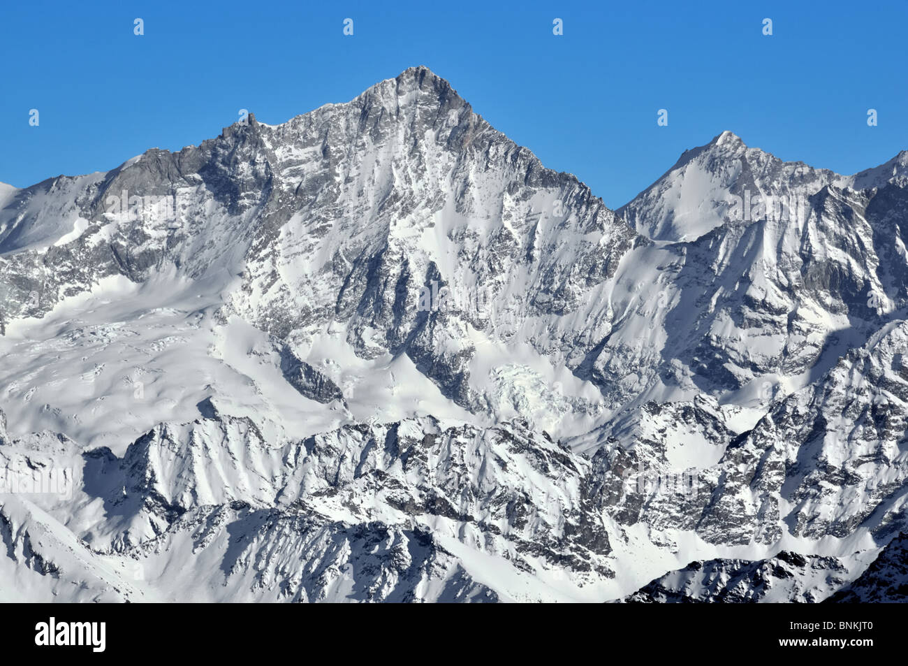 Suiza Valais suizo verticalmente precipitadamente de fresa de nieve rock cliff Alpes blanco alpino bocina montañas invernales Foto de stock