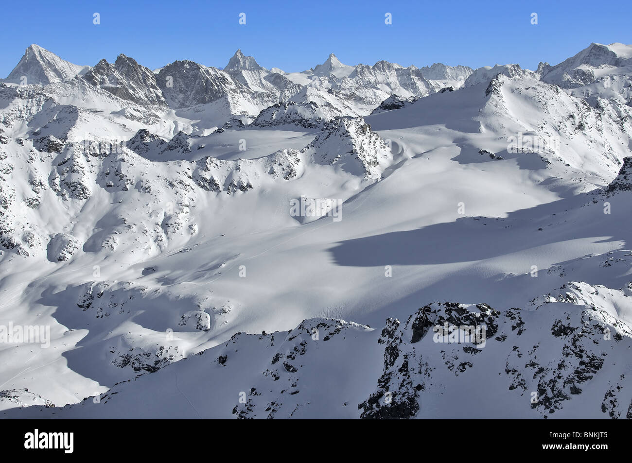 Suiza Valais suizo verticalmente precipitadamente de fresa de nieve cliff rock summit peak wilderness herens montañas Matterhorn Foto de stock