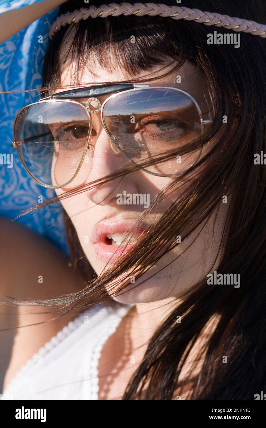 Retrato de mujeres jóvenes y atractivas, con elegantes gafas de sol mirando a la cámara Foto de stock