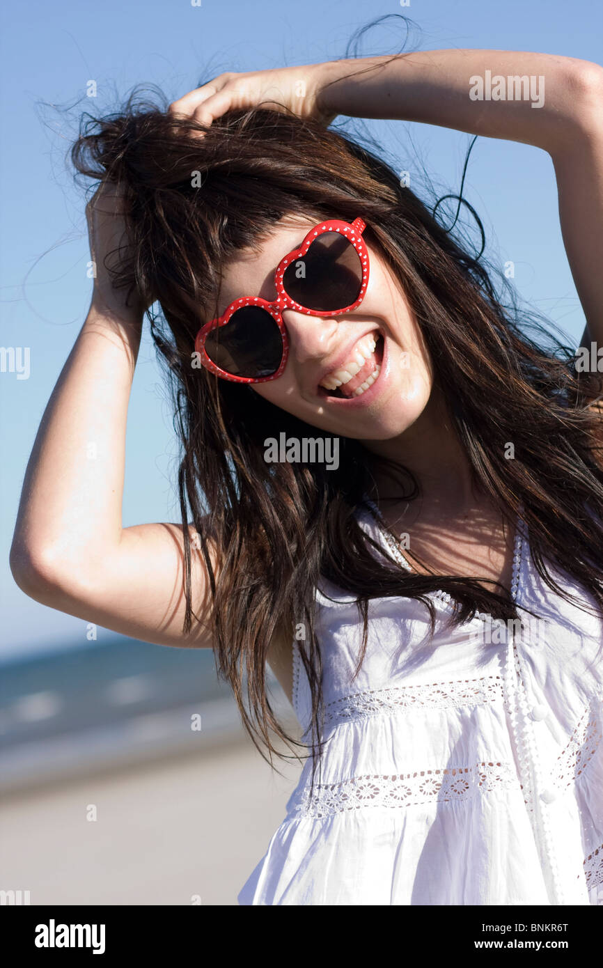 Retrato de mujer joven feliz con elegantes gafas de sol Foto de stock