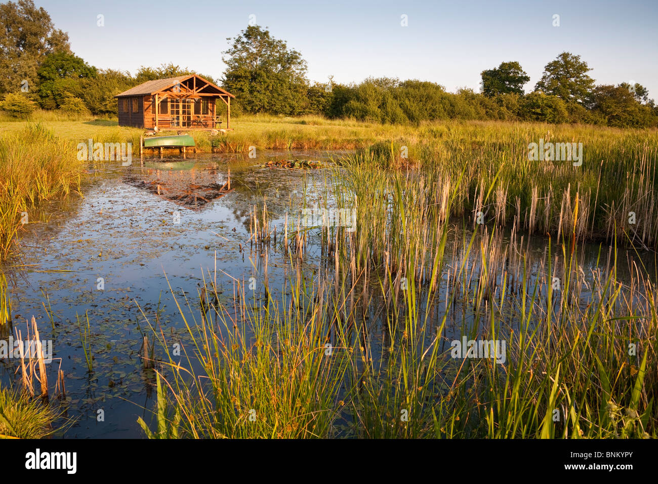 Gran estanque y casa de veraneo, como en el campo, en Wiltshire, Inglaterra Foto de stock