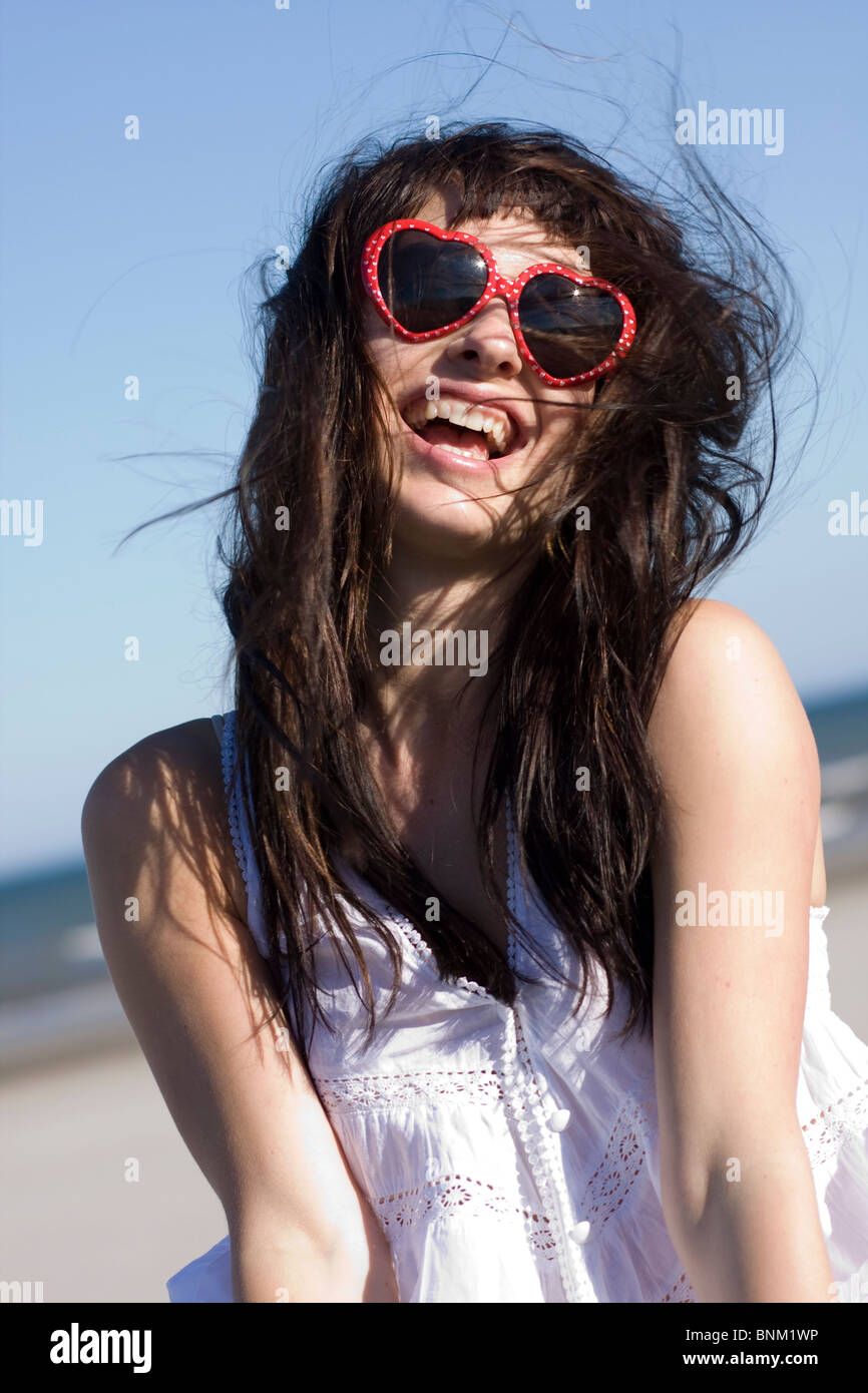 Retrato de mujer joven feliz con elegantes gafas de sol sonrisa Foto de stock