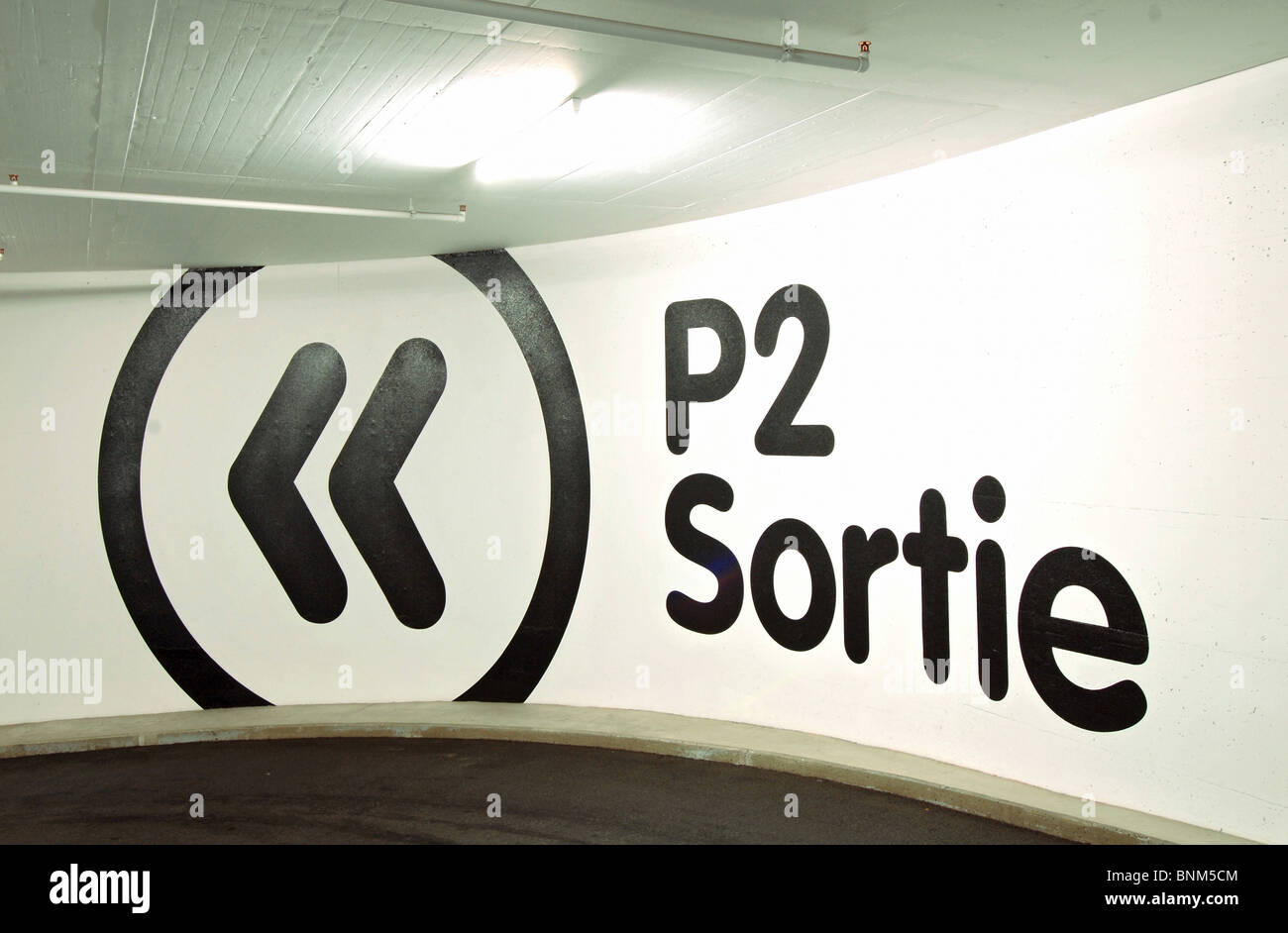 Estacionamiento de varios pisos logotipo símbolo de salida Konzeptt marca, signo de escritura escritura Foto de stock