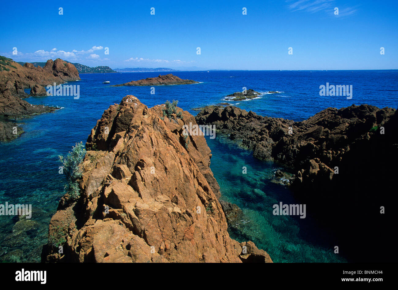 Cap Roux Francia Côte d'azur Var mar Mar Mediterráneo Acantilado de roca Foto de stock