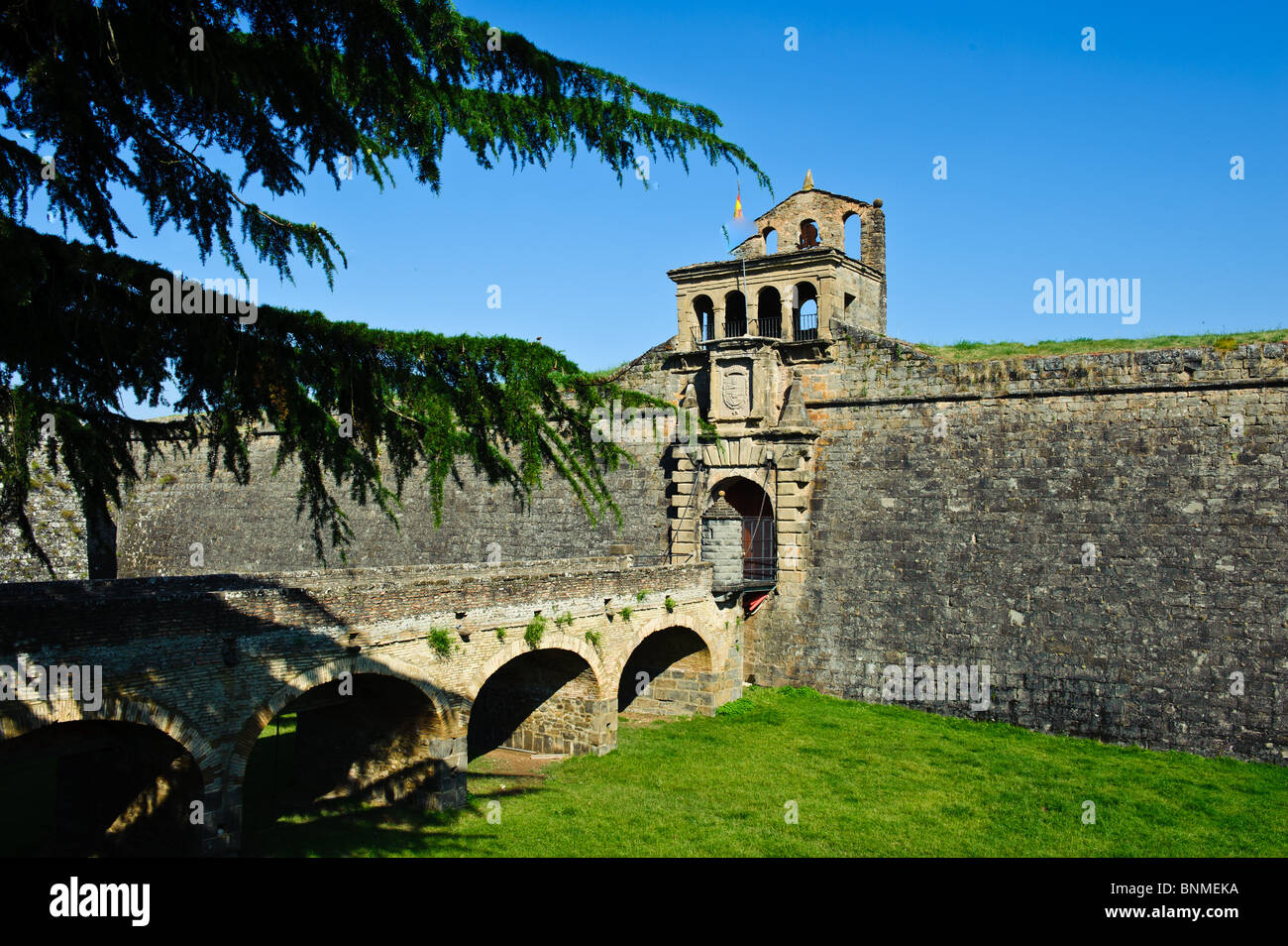 La antigua ciudad amurallada, enriquecidos en Jaca, en el noreste de España, cerca de la frontera francesa en la provincia de Aragón Foto de stock