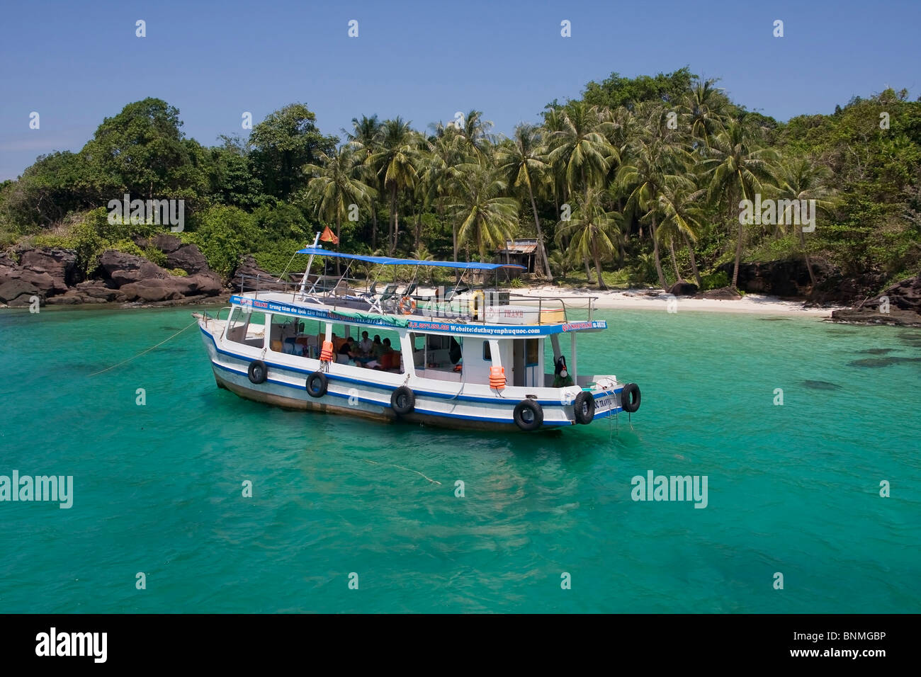 Ambiente de playa ambiente dream dream-like isla de vacaciones celestial como larga piscina palm Phu Quoc arenosos de Asia Sudoriental Foto de stock
