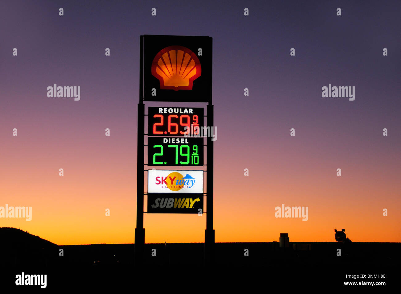 Gasolinera amanecer temprano en la mañana el precio junta junta Shell Gas sky otorga Nuevo México USA América Norteamérica Foto de stock