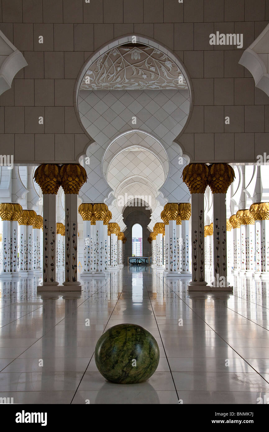 Torre de la mezquita de Sheikh Zayed rook Islam religión columnas mezquita Abu Dhabi EMIRATOS ARABES UNIDOS Oriente Medio curva viajando Foto de stock