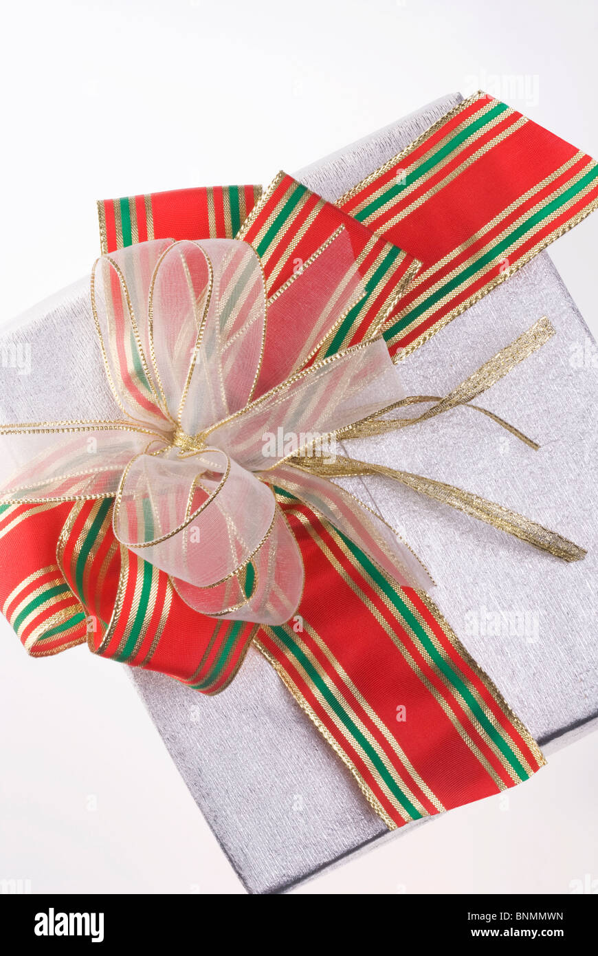Un paquete envuelto para Navidad, con un gran lazo de cinta Fotografía de  stock - Alamy