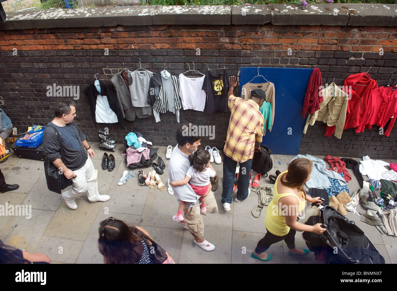 Los comerciantes de la calle en Shoreditch High Street, cerca de Brick Lane en el East End de Londres. Foto de stock
