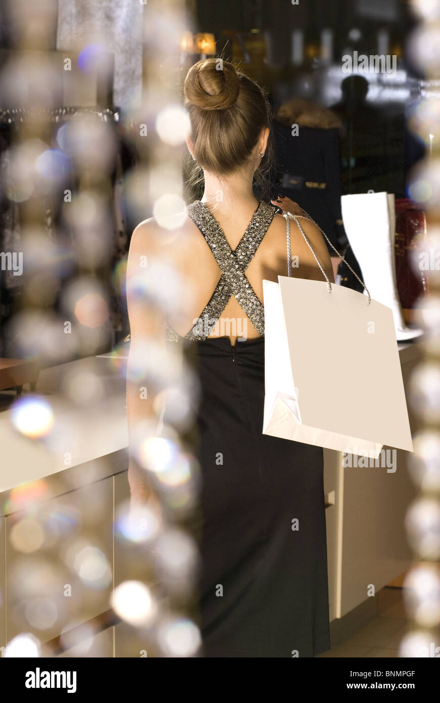 Atrás de la hermosa dama ricos en la boutique Foto de stock