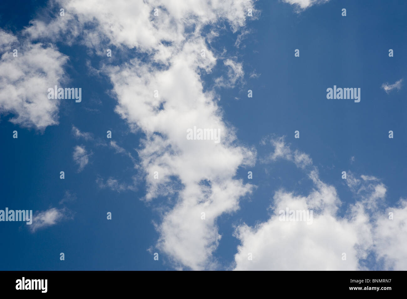 Cielo azul y las nubes blancas Foto de stock
