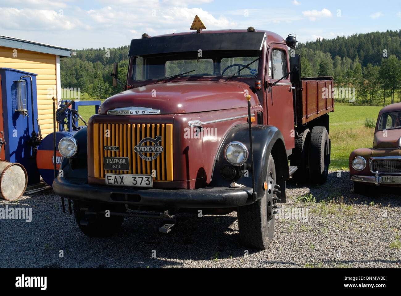 Casco Vikingo Volvo Truck en la histórica estación de gasolina DEL GOLFO/  Open Air Museum, Glava, Arvika, municipio del condado de Värmland, Suecia  Fotografía de stock - Alamy