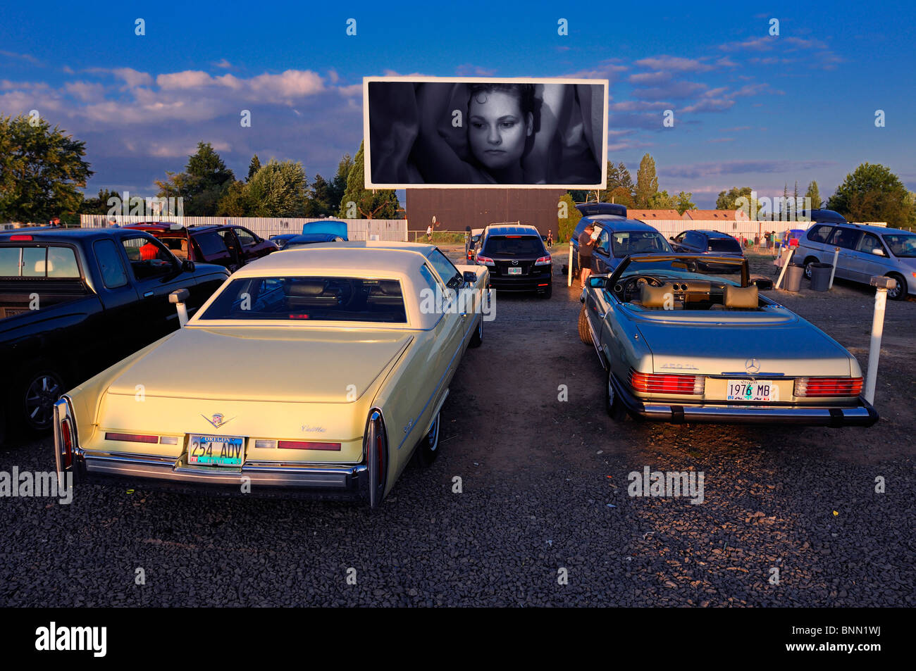 Motor coches clásicos Vu Drive en Dallas Oregon USA Cinema parking Foto de stock