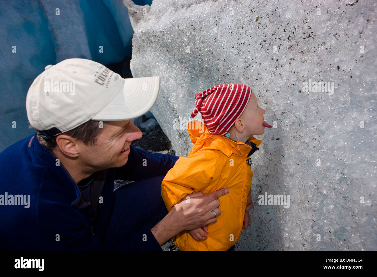 Joven gustos de hielo glaciar Worthington con su padre, el Bosque Nacional de Chugach, Alaska Foto de stock
