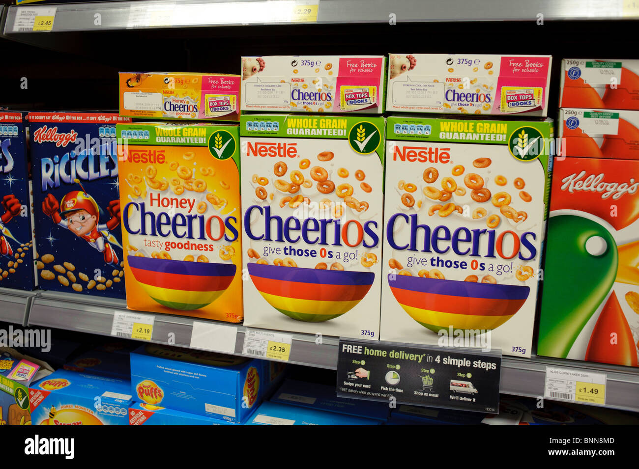 Paquetes de Nestle Cheerios cereales de desayuno en un estante en el supermercado cooperativo, REINO UNIDO Foto de stock