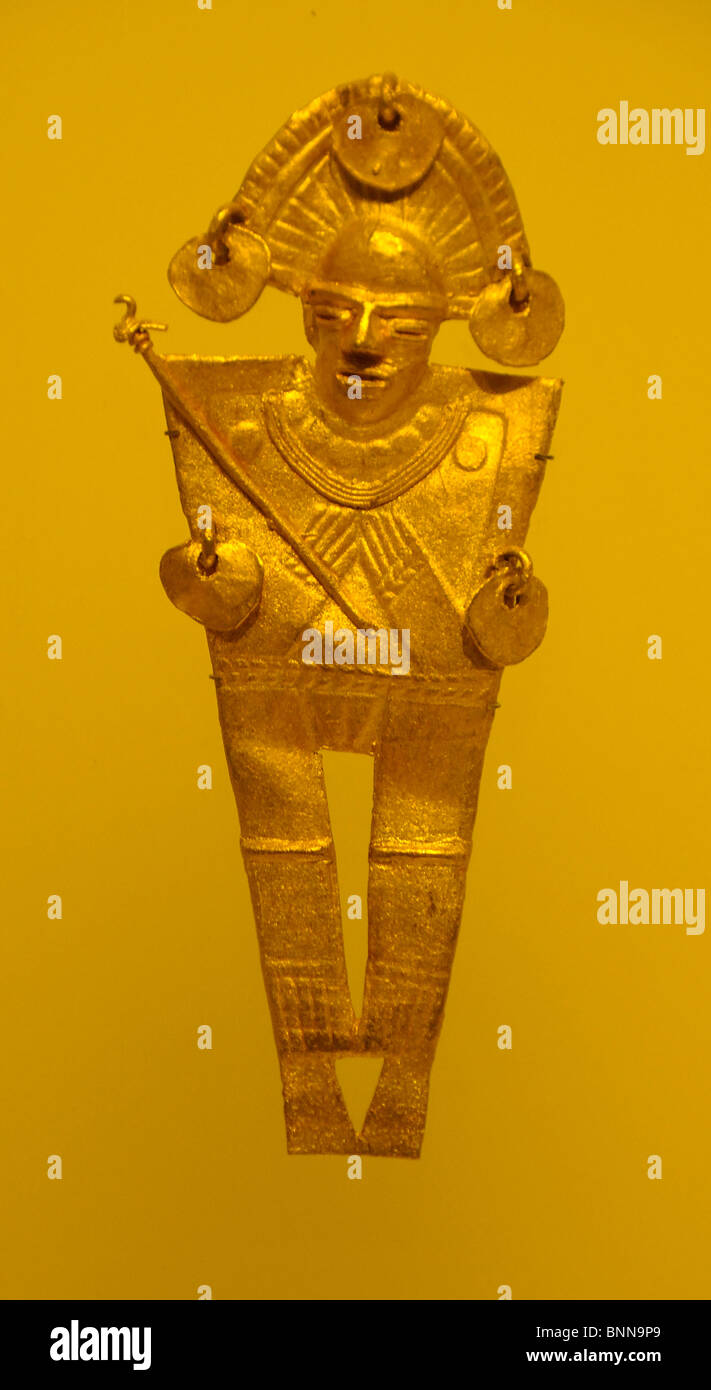 Piezas de exposición Museo del Oro Oro präkolumbianisch Bogota Colombia Sudamérica figura hat casco Foto de stock
