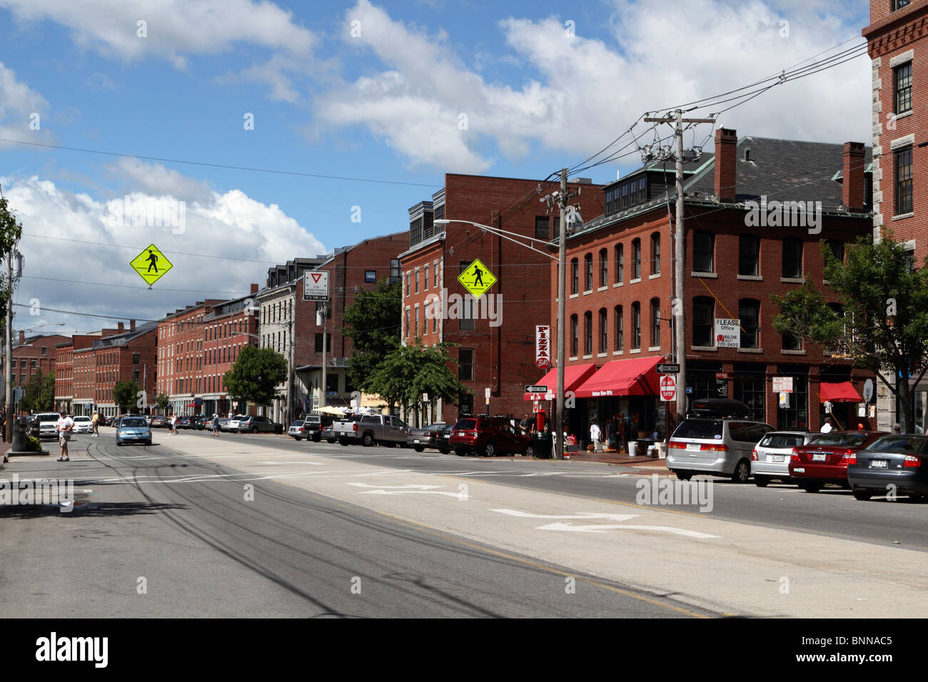 Vista de la calle comercial que se extiende a lo largo de la Portland