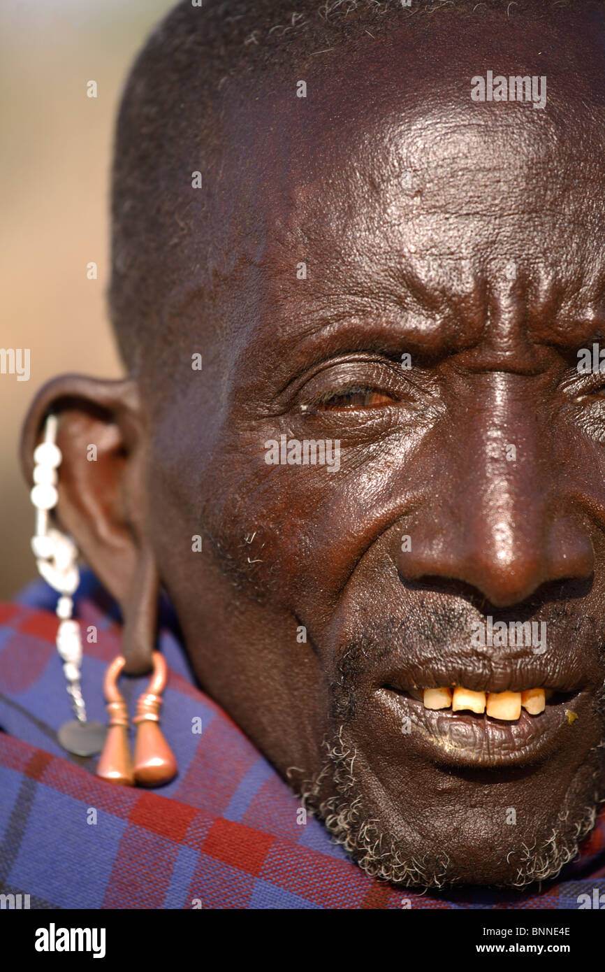 Retrato de un hombre Ngogongoro Maasai, área de conservación, Tanzania Foto de stock