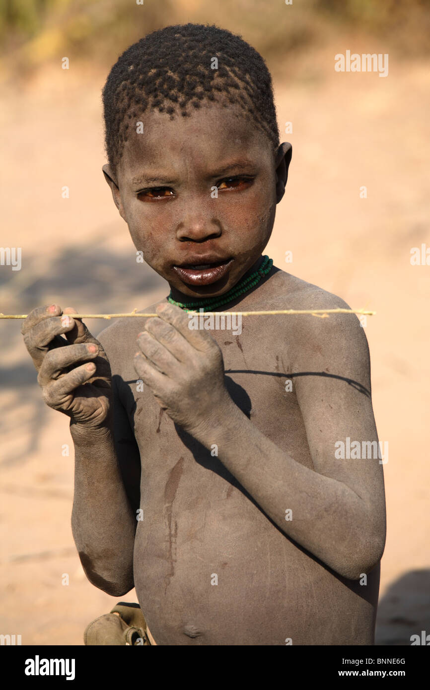 Retrato de niño Hadza, grupos étnicos que viven en el lago Eyasi, Tanzania Foto de stock