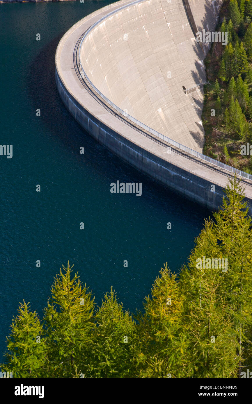 Suiza Suiza Sambuco embalse Valle de Maggia Canton Ticino de Suiza Suiza Sur otoño lago Embalse presa de energía Foto de stock
