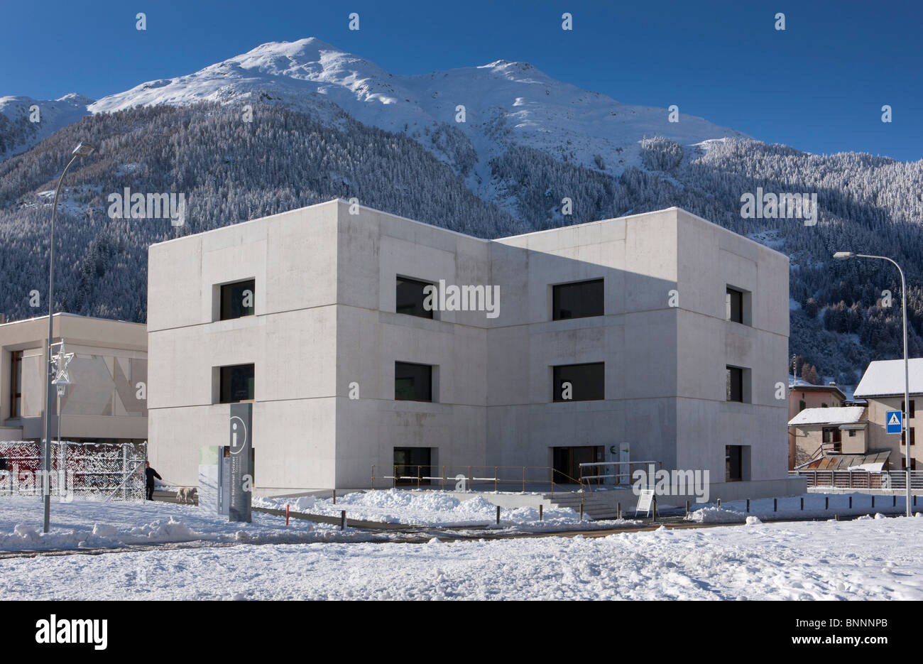 Zernez GR nacional de estacionamiento de varios pisos invierno canton Graubünden Grisones Bündnerland Engadin Unterengadin edificio aldea Foto de stock