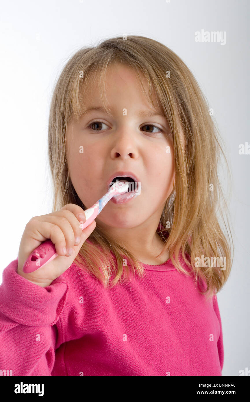 Las niñas de los dientes del niño boca cepillo de dientes limpio la higiene  personal en edad preescolar cuatro-año-viejo de la limpieza dental  Fotografía de stock - Alamy