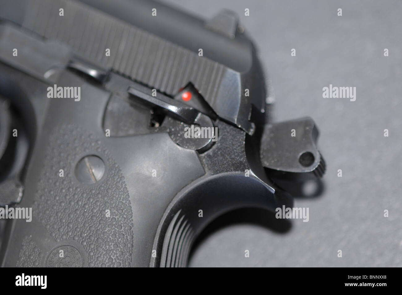 Balas De Goma Para Pistolas 9mm Taurus PT-92 9mm pistola detalle mostrando el martillo torcido y la palanca  de seguridad apagado (punto rojo mostrando Fotografía de stock - Alamy