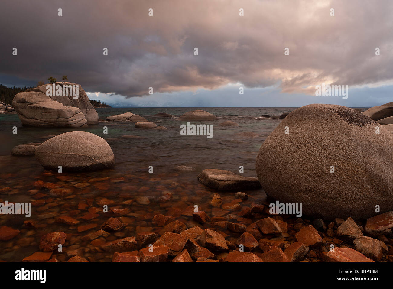 Nubes de tormenta al atardecer a lo largo de Lake Tahoe, Nevada, EE.UU. Foto de stock