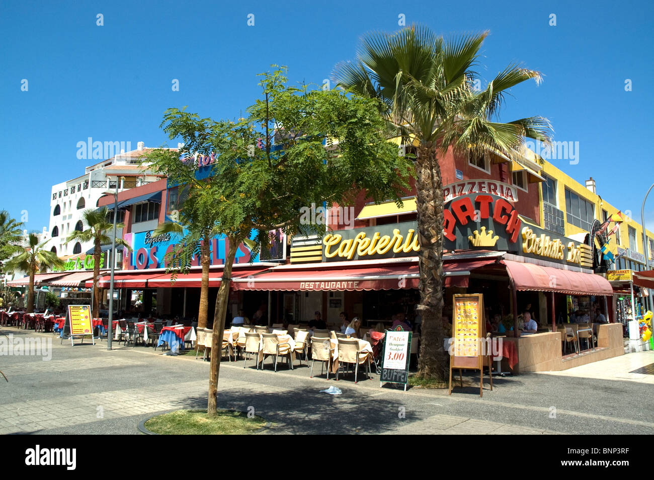 Bares y restaurantes en Abenue Rafael Puig Tenerife - Playa de las Americas  Fotografía de stock - Alamy