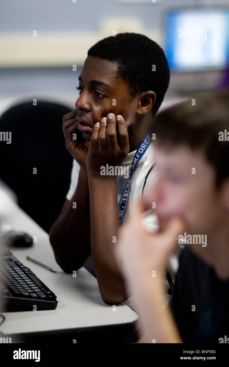Hombres afroamericanos estudiante de escuela secundaria que se ve en la pantalla del ordenador durante la clase en Manor New Tech Alta en Manor, Texas. Foto de stock