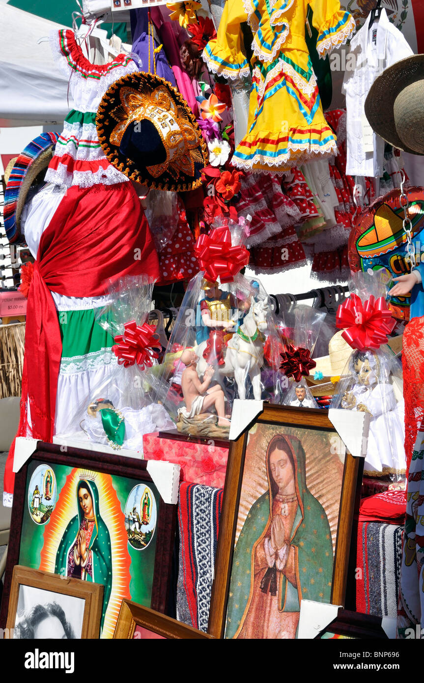 Sin valor General dividir Celebración de la fiesta mexicana del Cinco de Mayo (5 de mayo), Santa  Barbara, California, USA - vendedores que venden recuerdos, Artes & regalos  Fotografía de stock - Alamy