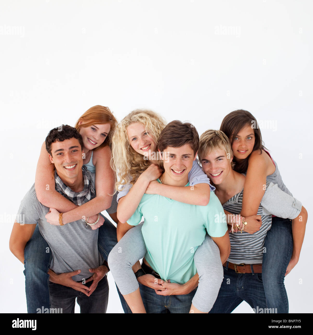Los adolescentes dando a sus amigos paseos piggyback Foto de stock