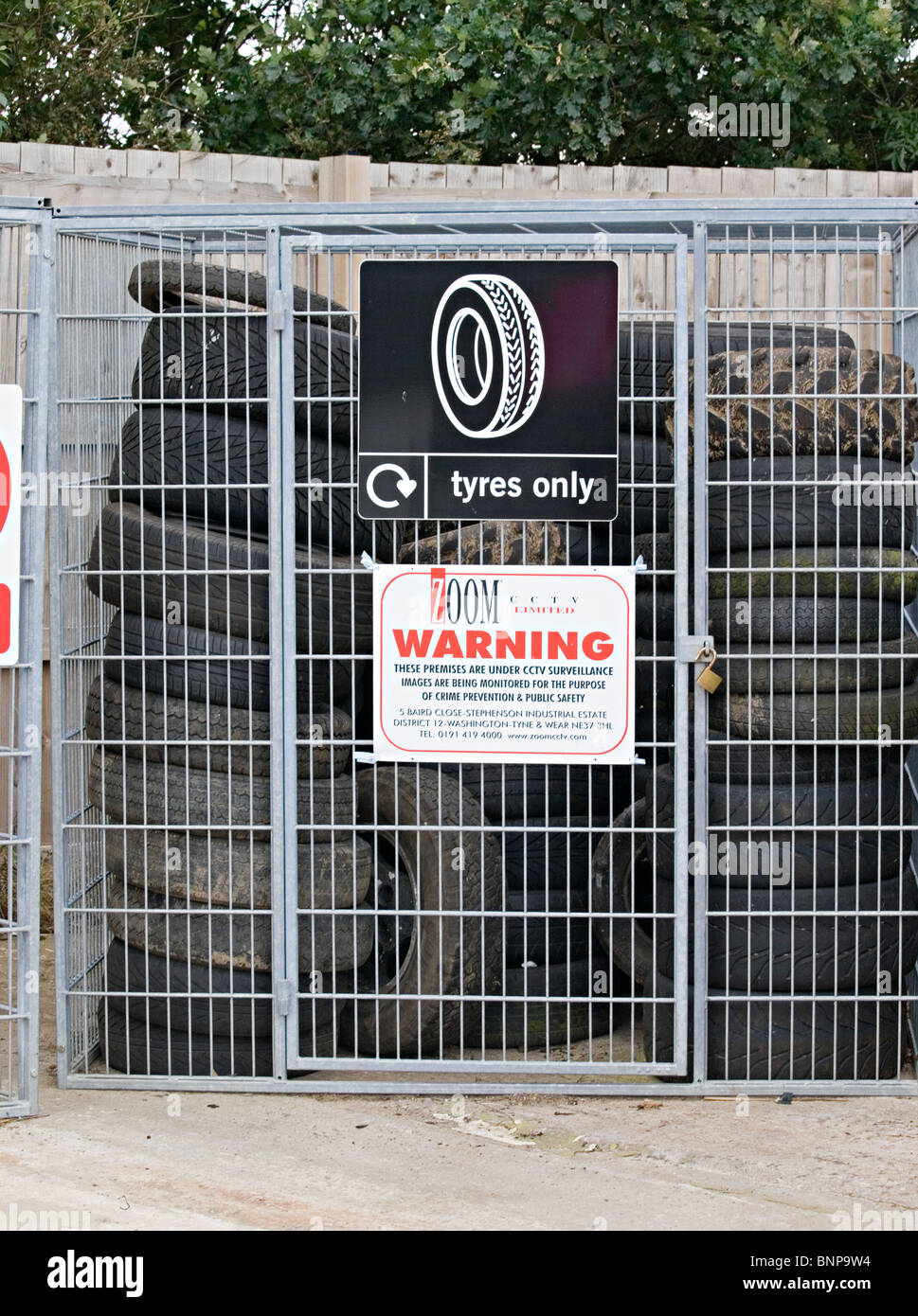 Un neumático en jaula t estación de reciclaje en Northumberland, Reino Unido Foto de stock