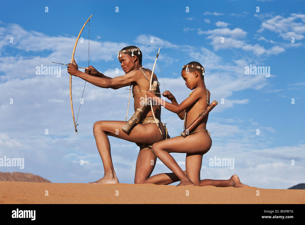Bushman/pueblo San. San macho cazador armado con arco y flecha Foto de stock