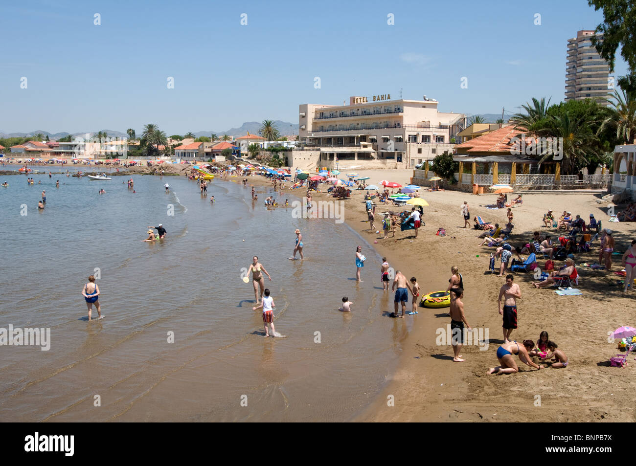 Playa aislada de arena de mar vacaciones Hotel Puerto de Mazarron Murcia  Costa Calida España Europa Fotografía de stock - Alamy