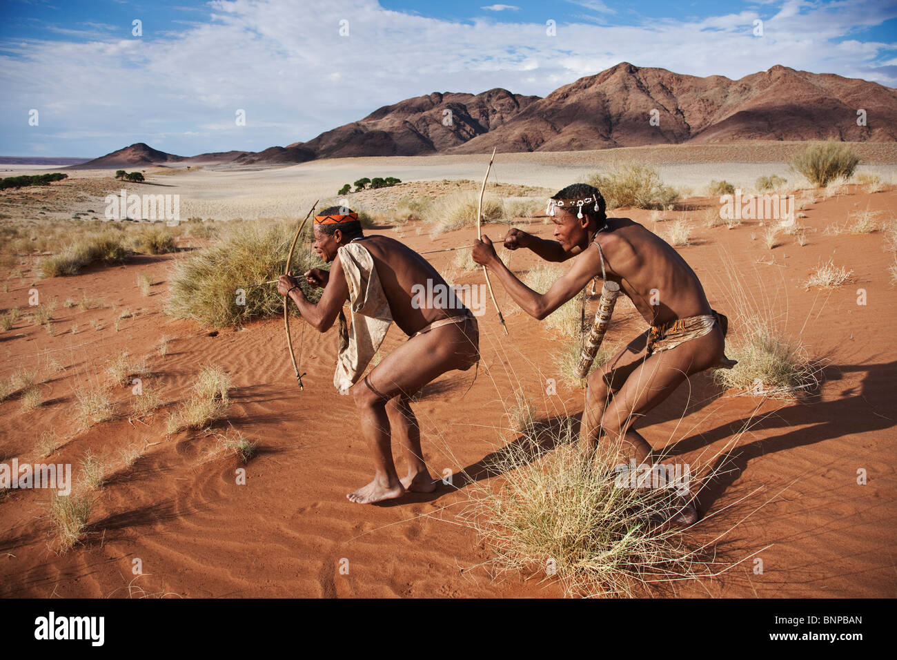 Bushman/pueblo San. San macho cazadores armados con arco y flechas tradicionales Foto de stock