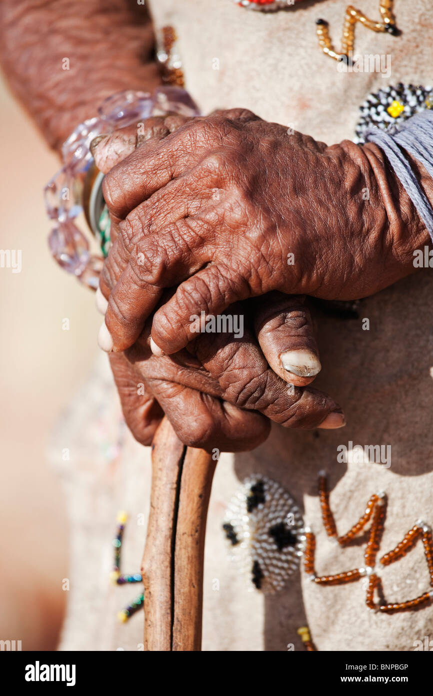 Close-up de las manos de una anciana mujer San Foto de stock