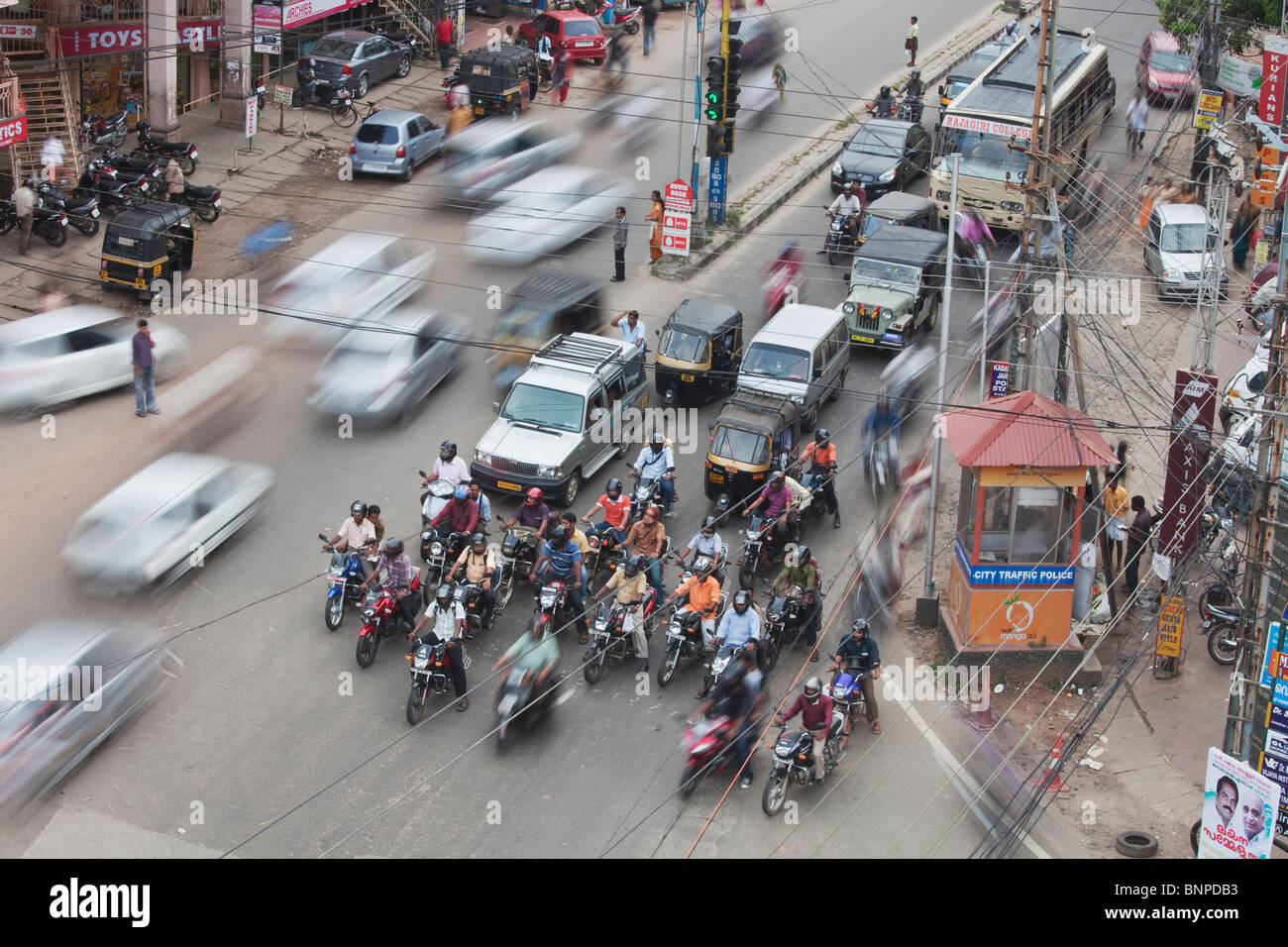 Demasiado tráfico motorizado en la India provoca el caos en el sistema de carreteras inadecuadas. Kochi, Kerala, India Foto de stock