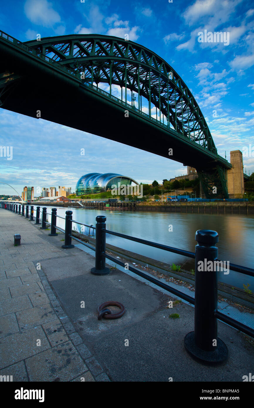 Inglaterra, Newcastle upon Tyne, el Tyne Bridge. El icónico puente Tyne, extendiéndose a lo largo del río Tyne Quayside. Foto de stock