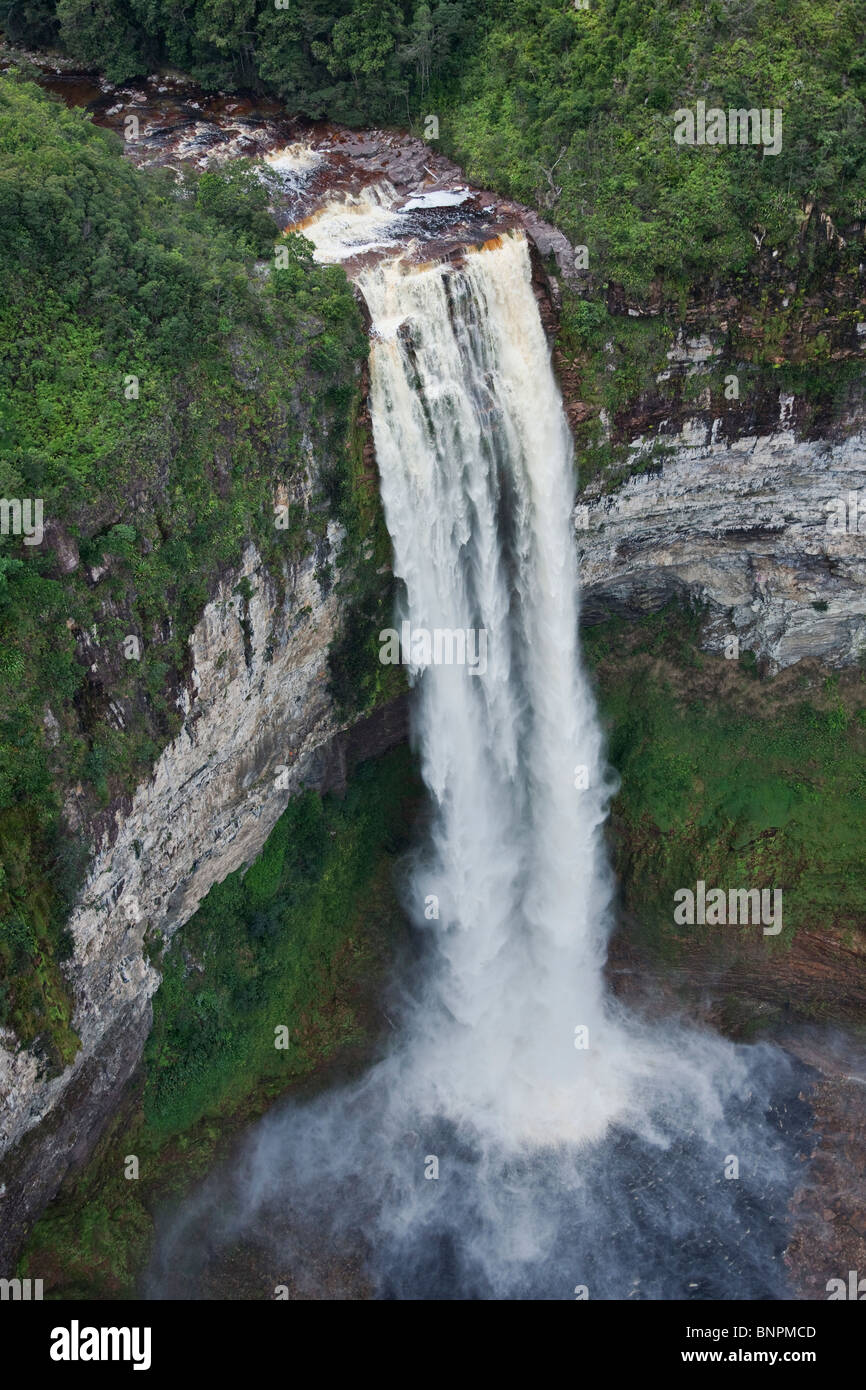 Vista aérea de la cascada cascada sobre el lado de los acantilados de arenisca de un tepui Parque Nacional Canaima Venezuela Foto de stock
