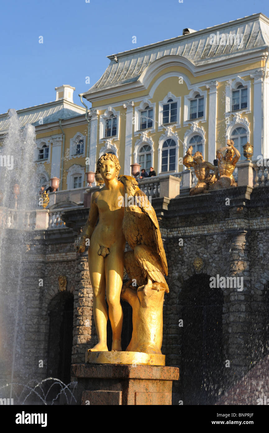 Estatuas en el Palacio Peterhof, San Petersburgo, Rusia Foto de stock