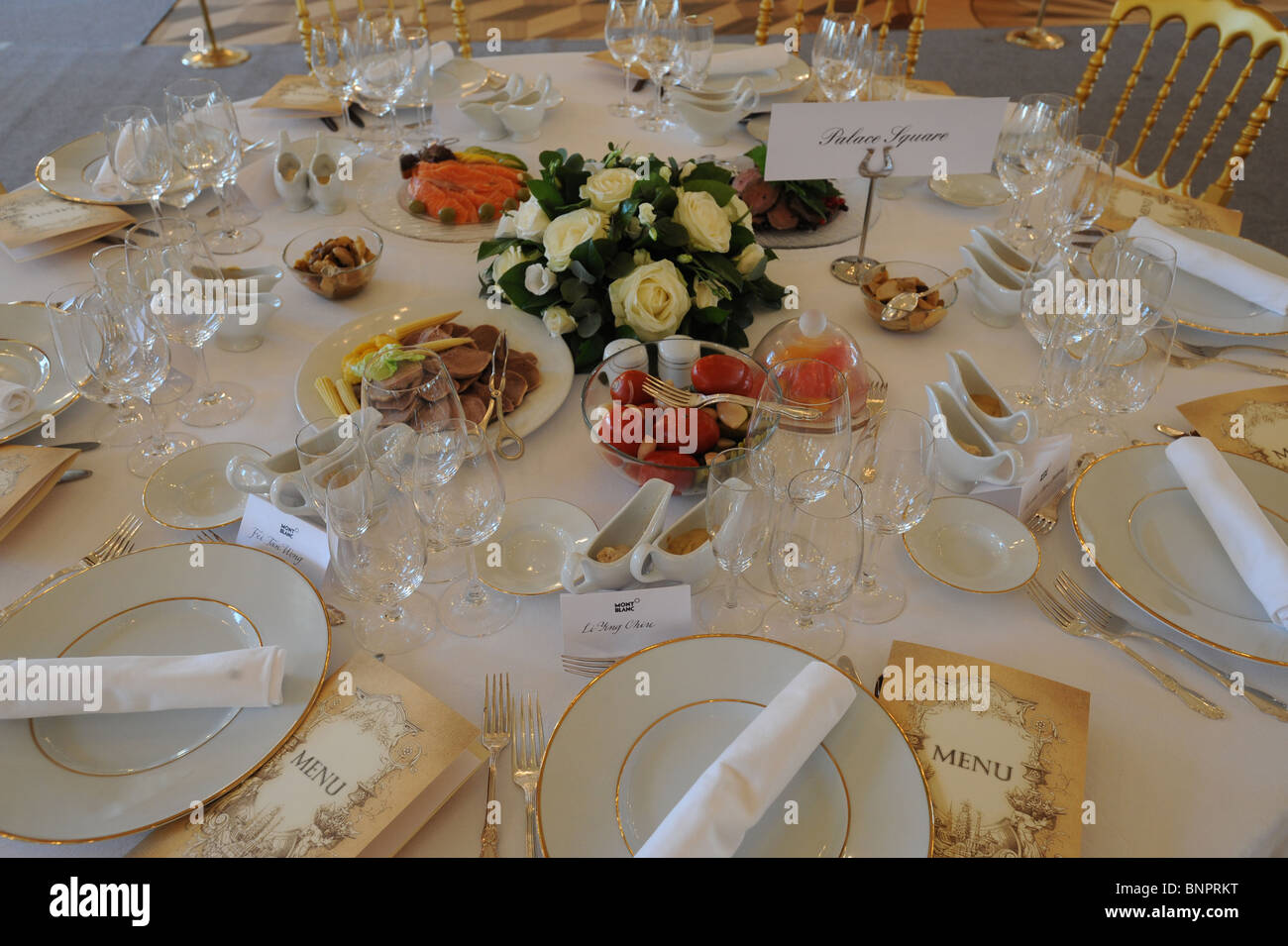 Mesa dispuesta para una cena de gala en el Palacio Peterhof, San Petersburgo, Rusia Foto de stock