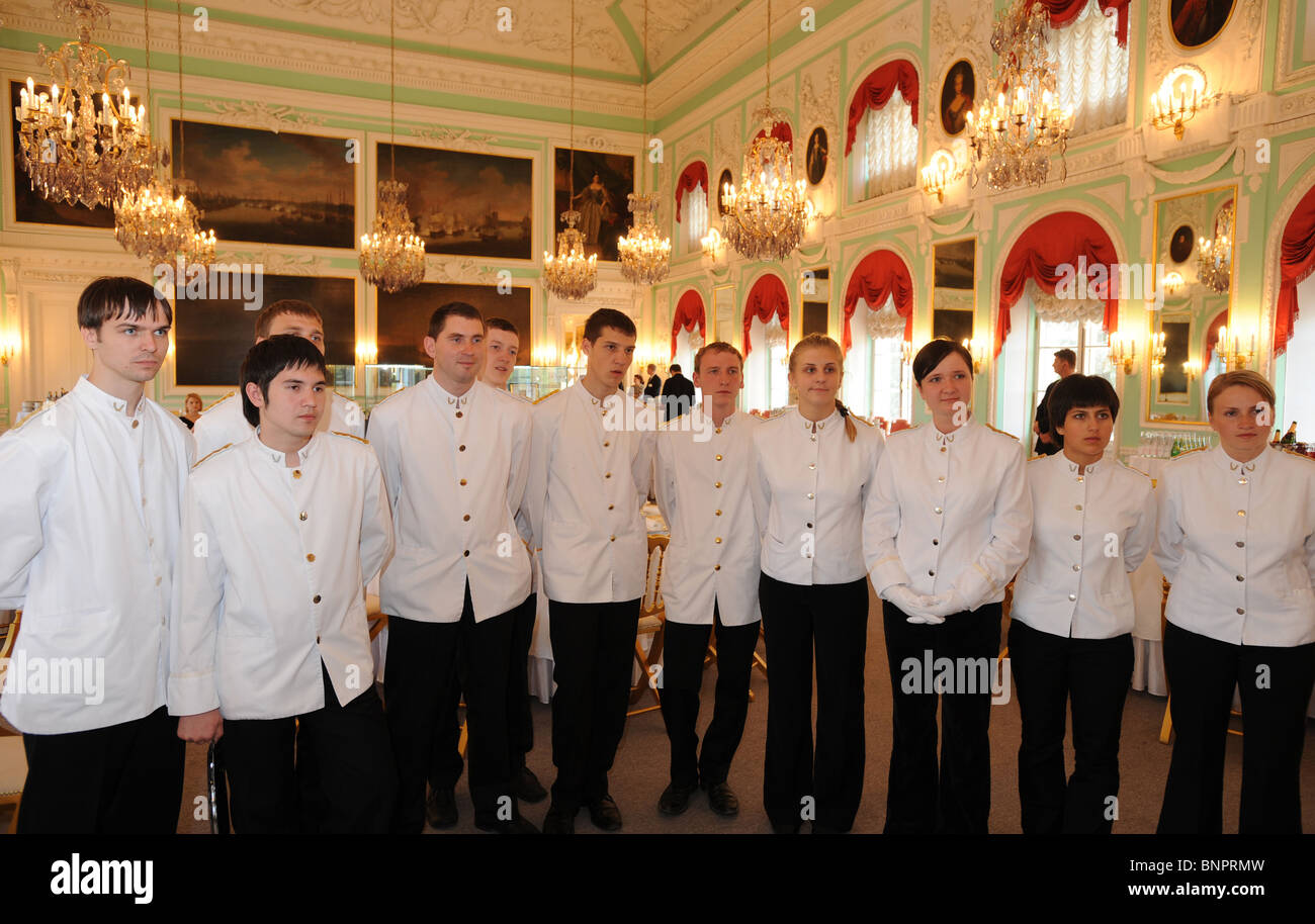 El personal de servicio en una cena de gala en el Palacio Peterhof, San Petersburgo, Rusia Foto de stock
