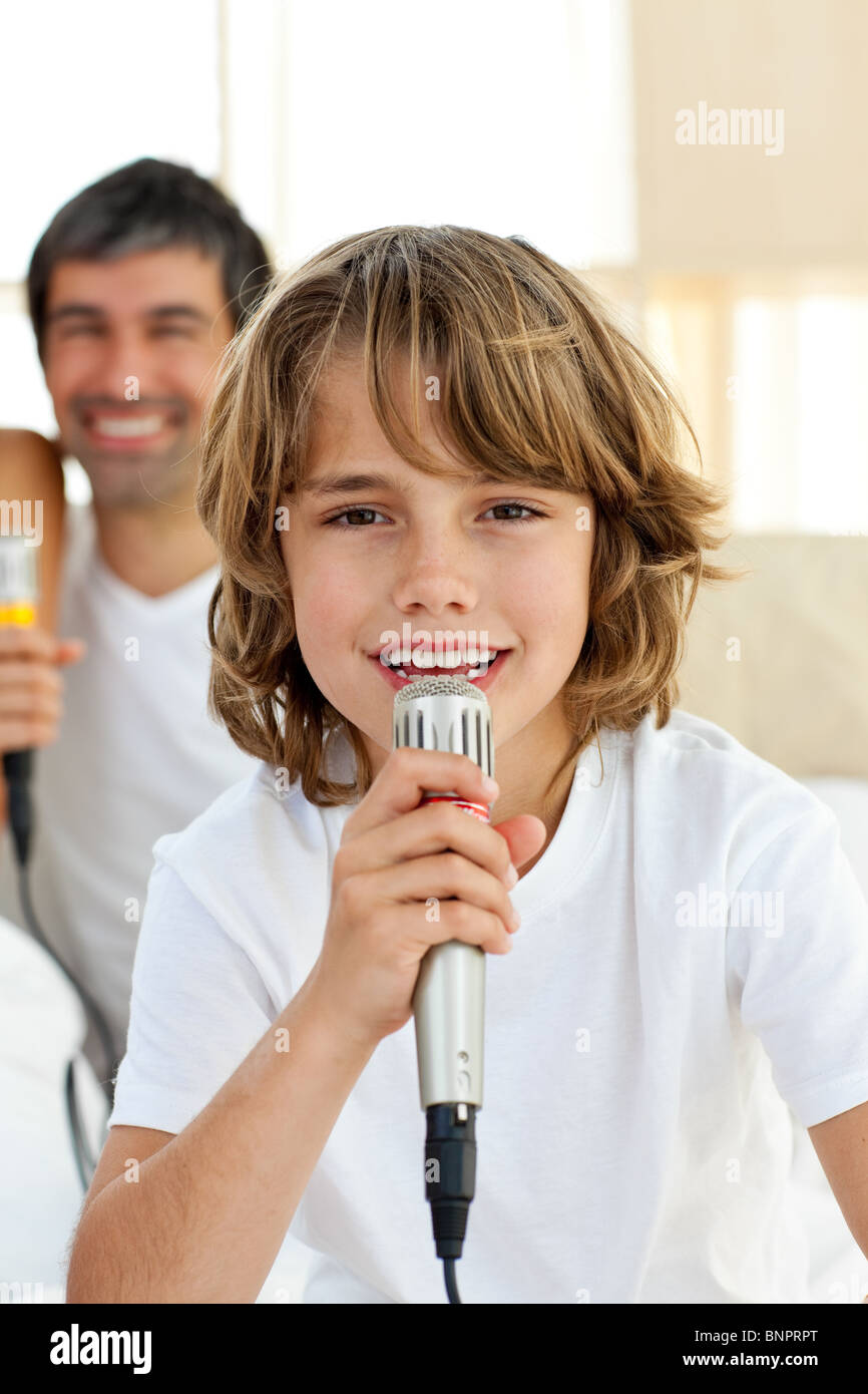 Niña cantando en un micrófono de juguete Fotografía de stock - Alamy