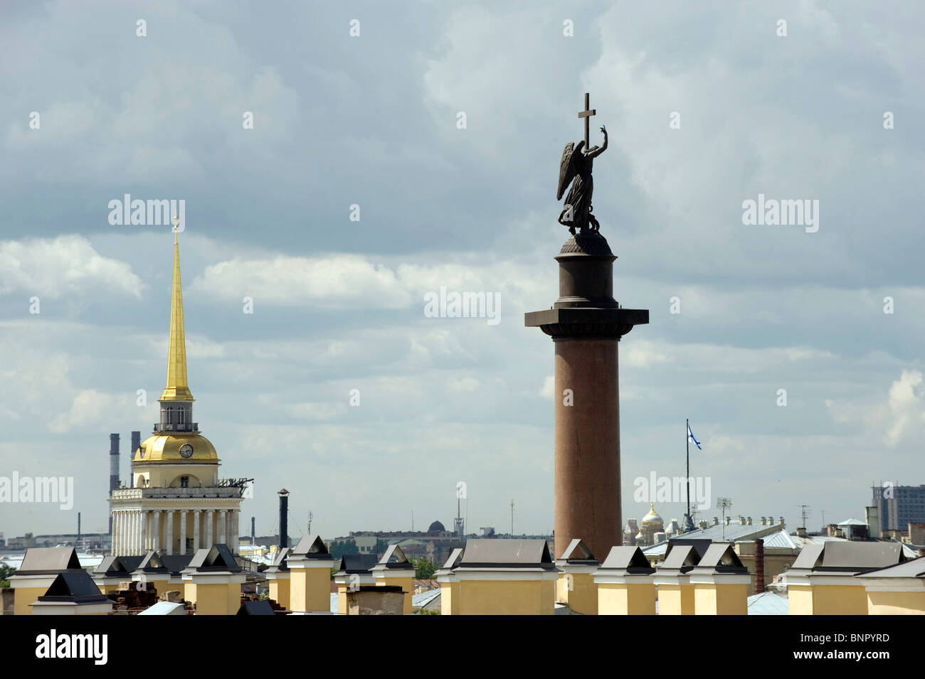 La columna de Alexander y el edificio del cuartel general, San Petersburgo, Rusia Foto de stock