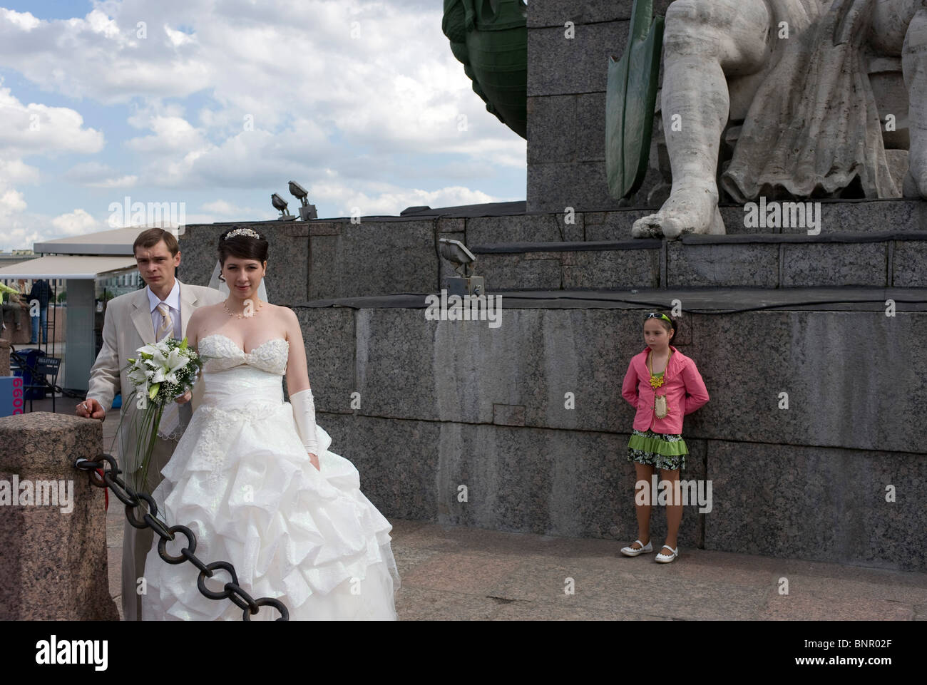 Una pareja nupcial en la Fortaleza de San Pedro y san Pablo, San Petersburgo, Rusia Foto de stock