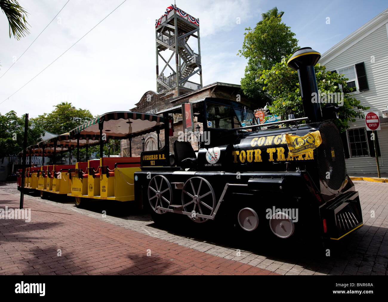 Key West Conch Tour Train viaja alrededor de la ciudad de Key West con turistas a bordo para ver las atracciones. Foto de stock