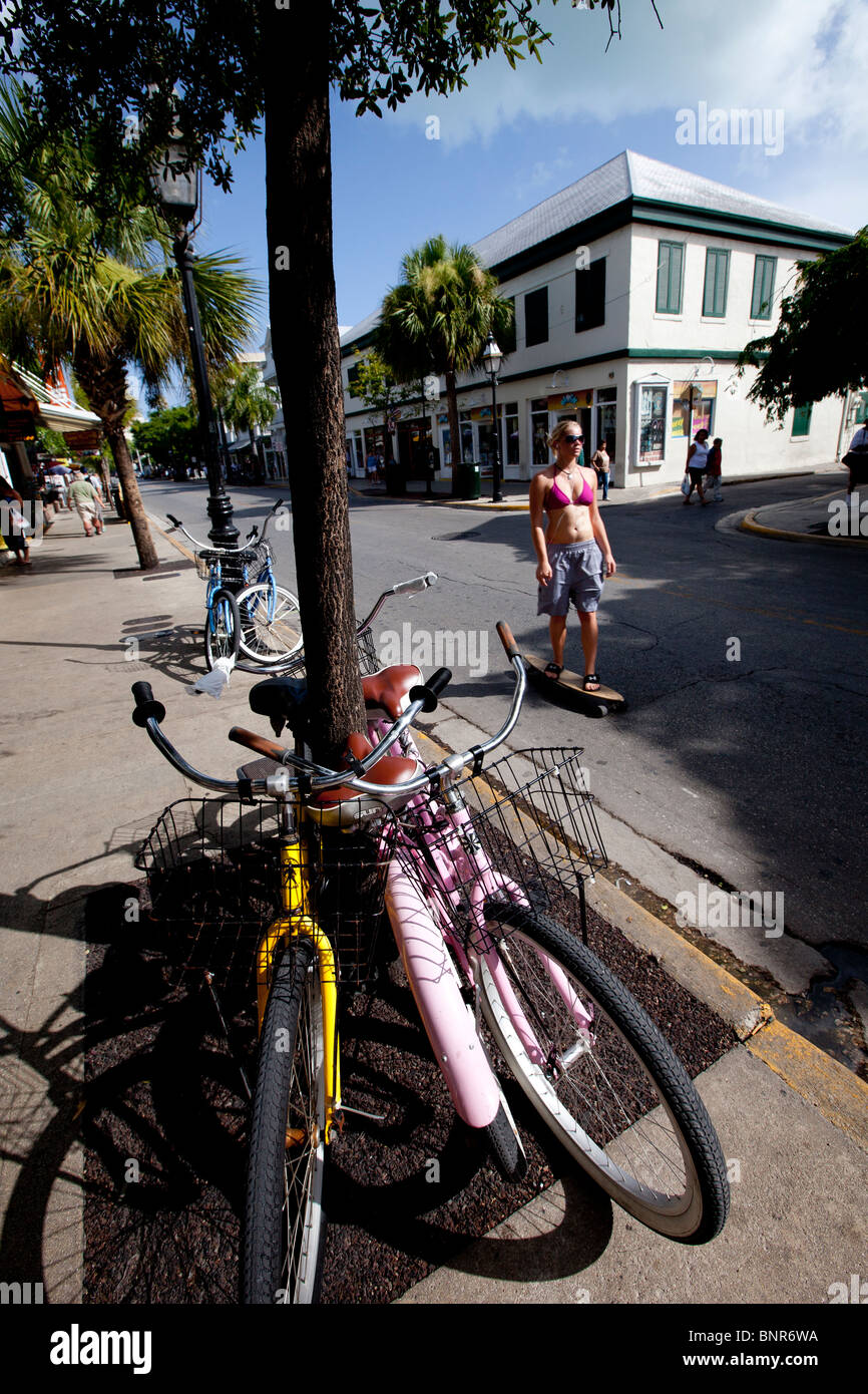 Escena callejera, Key West, Florida avistamiento de diversos modos de transporte alrededor de la ciudad. Foto de stock